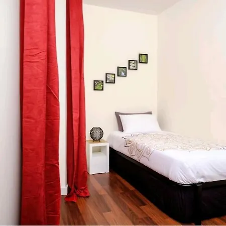 Apartamento 'Sky View' City Centre Apartment -Strictly For Families Or Couples Or Mature Friends - We Do Not Accept Groups Of Friends Under 40 Years Old - No Exceptions *