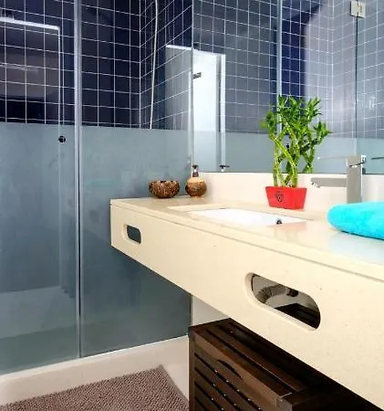 'Sky View' City Centre Apartment -Strictly For Families Or Couples Or Mature Friends - We Do Not Accept Groups Of Friends Under 40 Years Old - No Exceptions Appartamento *