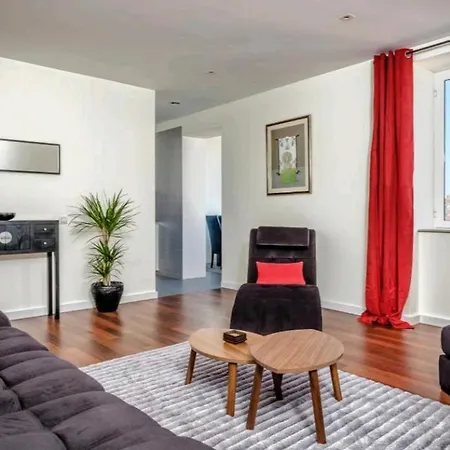 Appartamento 'Sky View' City Centre Apartment -Strictly For Families Or Couples Or Mature Friends - We Do Not Accept Groups Of Friends Under 40 Years Old - No Exceptions
