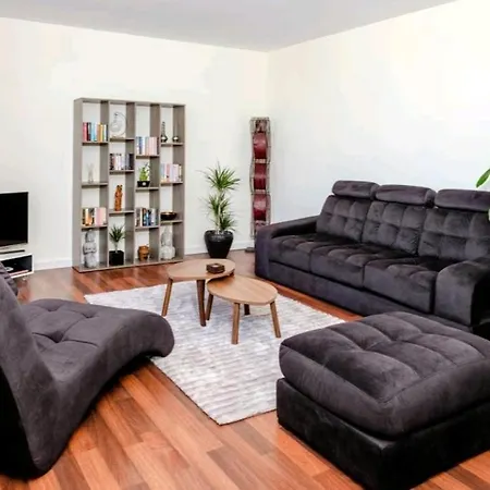 Appartamento 'Sky View' City Centre Apartment -Strictly For Families Or Couples Or Mature Friends - We Do Not Accept Groups Of Friends Under 40 Years Old - No Exceptions *
