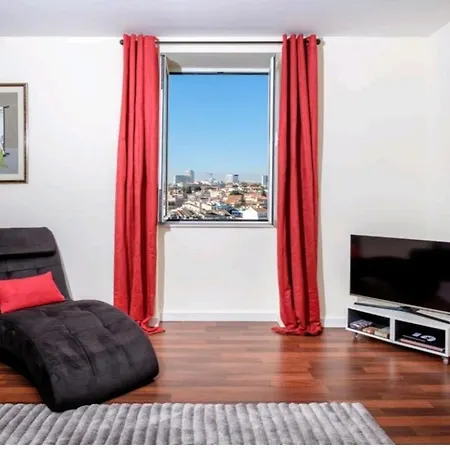 'Sky View' City Centre Apartment -Strictly For Families Or Couples Or Mature Friends - We Do Not Accept Groups Of Friends Under 40 Years Old - No Exceptions Apartament Lizbona