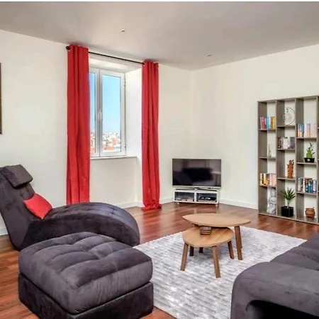 'Sky View' City Centre Apartment -Strictly For Families Or Couples Or Mature Friends - We Do Not Accept Groups Of Friends Under 40 Years Old - No Exceptions Apartament